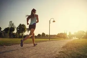 donna corre usando una app per il fitness